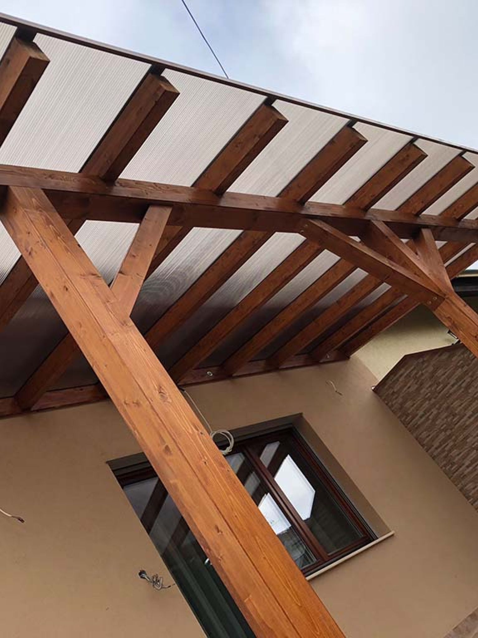 Faszerkezetes polikarbonattető