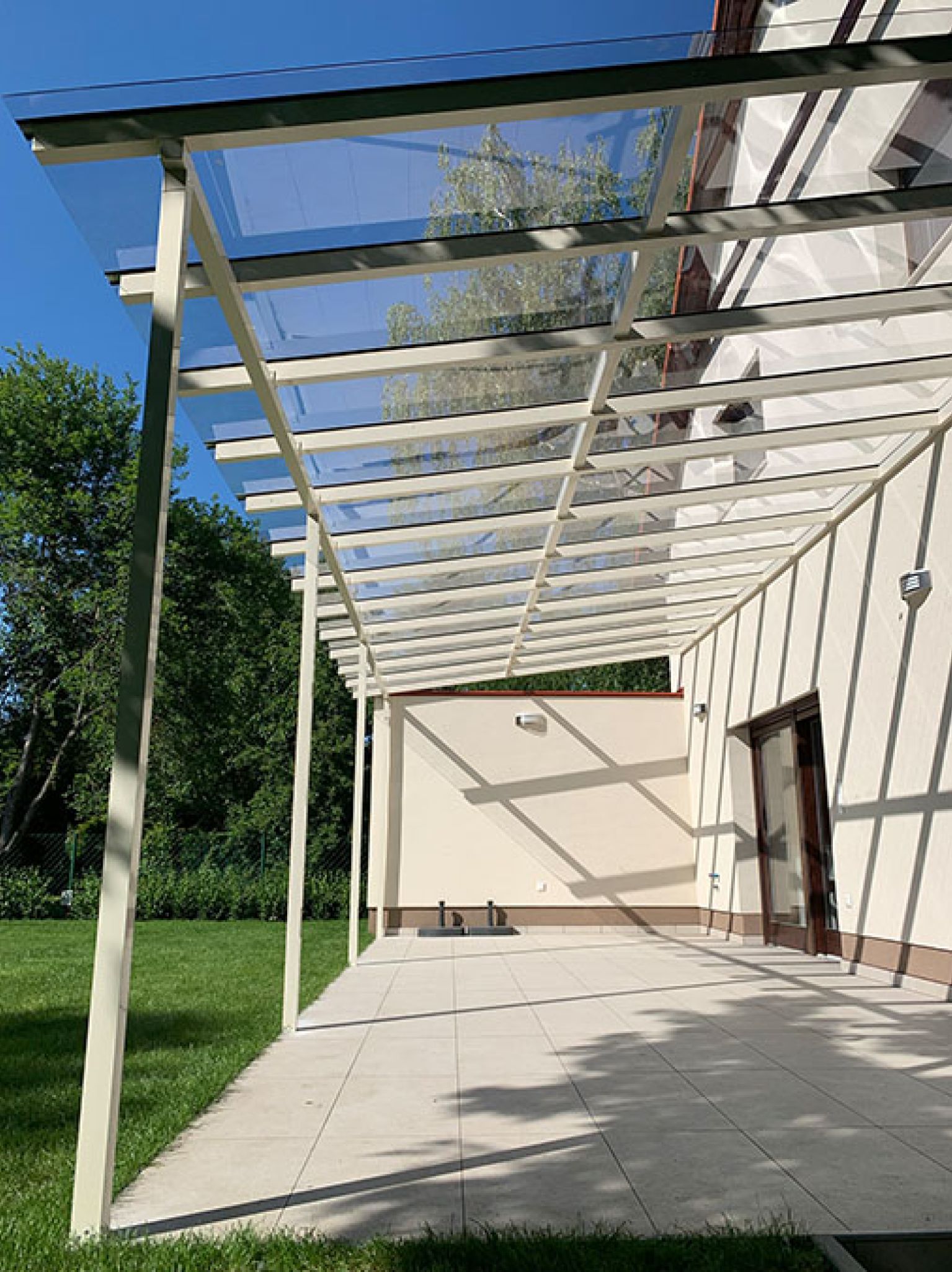 tömör polikarbonát tetö