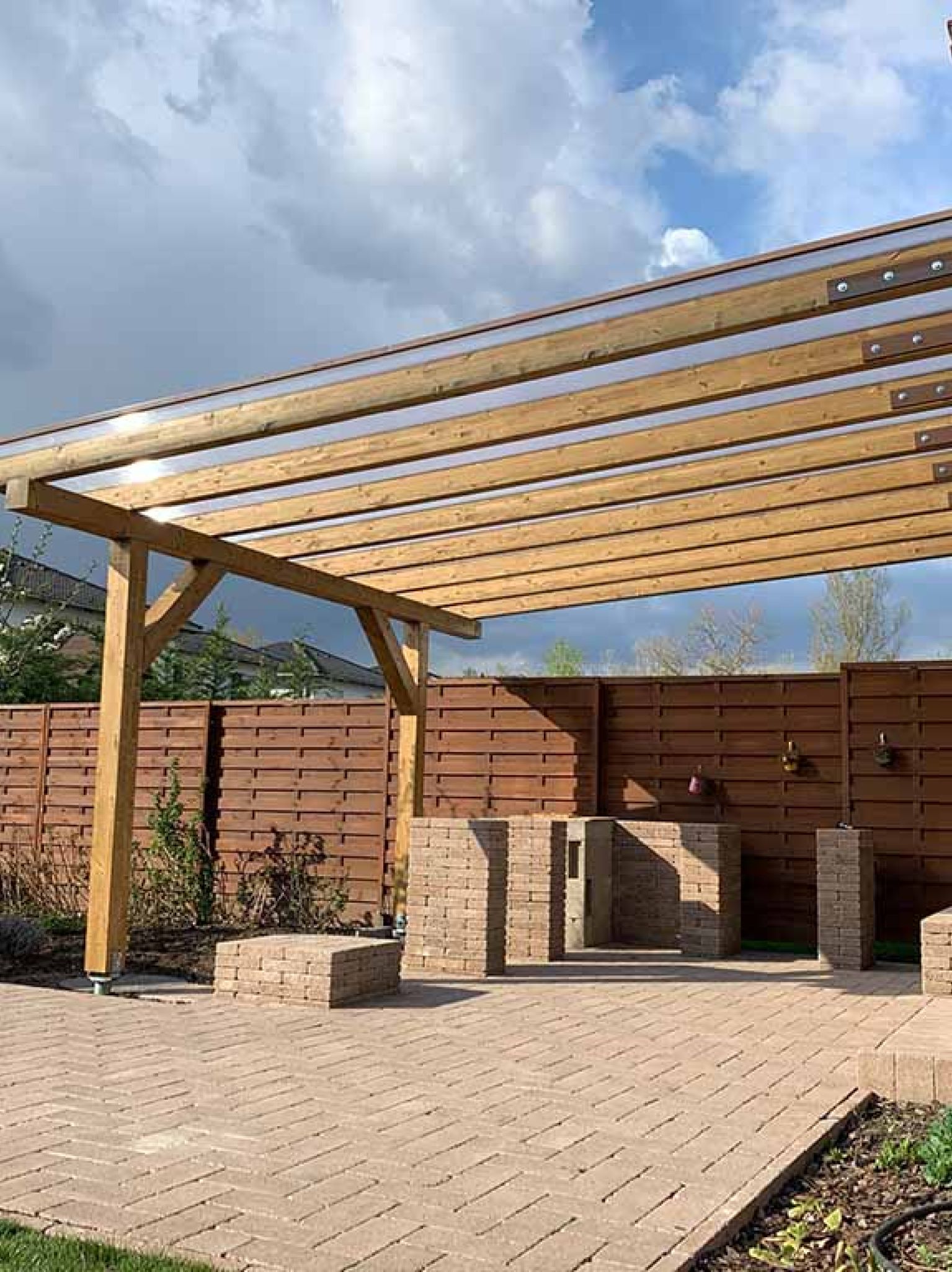 Faszerkezetes polikarbonattető